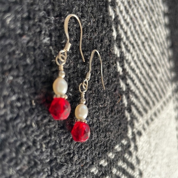 Pearl & Red Stone Silver Wire Earrings - Picture 2 of 3